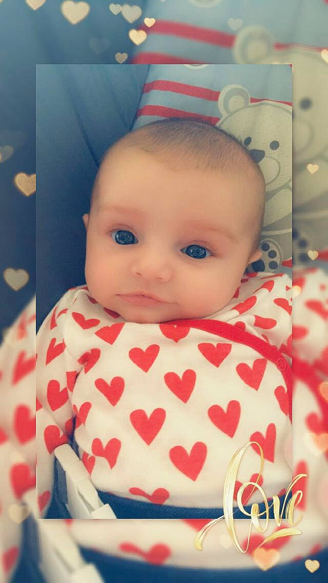 Lucile participe au concours pour gagner de l'argent avec cette photo : baby, baby_products, baby_toddler_clothing, cheek, child, eye, face, forehead, head, iris, lip, mouth, nose, person, pink, product, skin, textile, toddler