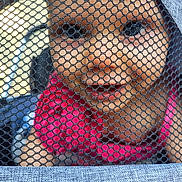 Vanessa a rejoint le concours — aidez-le/la à gagner de superbes lots ! baby, black_mesh, car_seat, child, close_up, fabric, face, happy, headwear, indoor, mesh, pink_clothing, playful, portrait, protection, screen, seatbelt, smile, texture, young_child