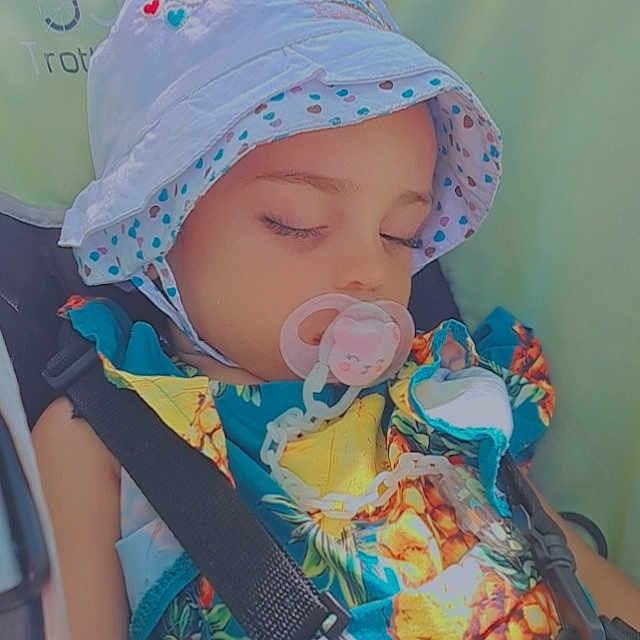 Kélya participe au concours pour gagner de l'argent avec cette photo : baby, baby_products, baby_toddler_clothing, baseball_cap, beanie, cap, cheek, child, clothing, fashion_accessory, fun, grass, happy, hat, mouth, play, product, skin, sun_hat, toddler