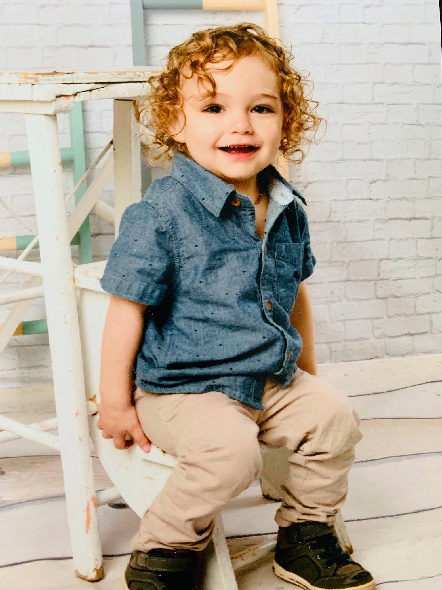 Lyam a rejoint le concours — aidez-le/la à gagner de superbes lots ! clothing, eye, footwear, hairstyle, happy, head, human, joint, joy, leg, organ, outerwear, person, photograph, shoe, sleeve, smile, sneakers, standing, t_shirt