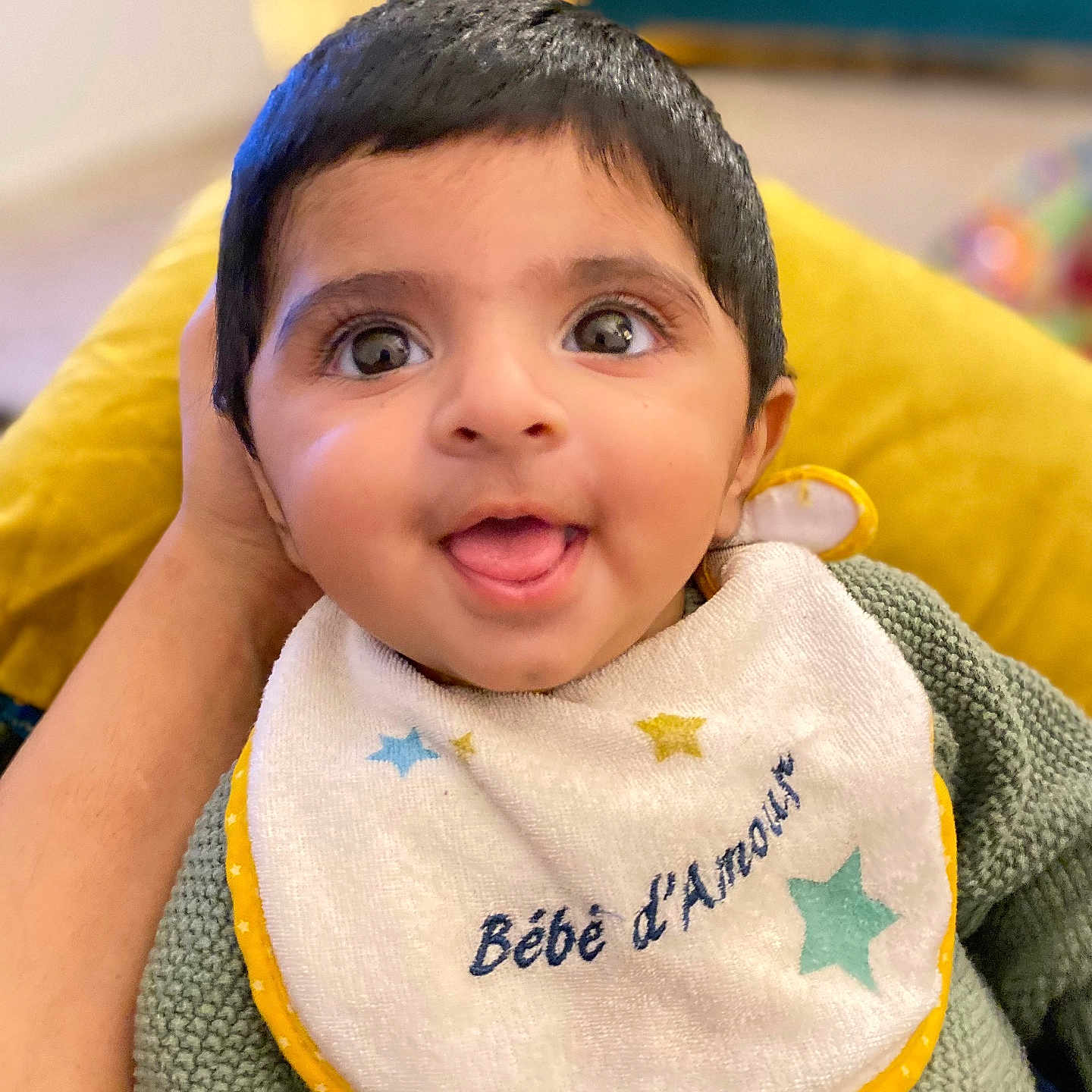 Hashim a rejoint le concours — aidez-le/la à gagner de superbes lots ! baby, babylaughing, bib, blackhair, bodypart, couch, face, furniture, hair, happy, head, mouth, person, photography, portrait, smile, teeth