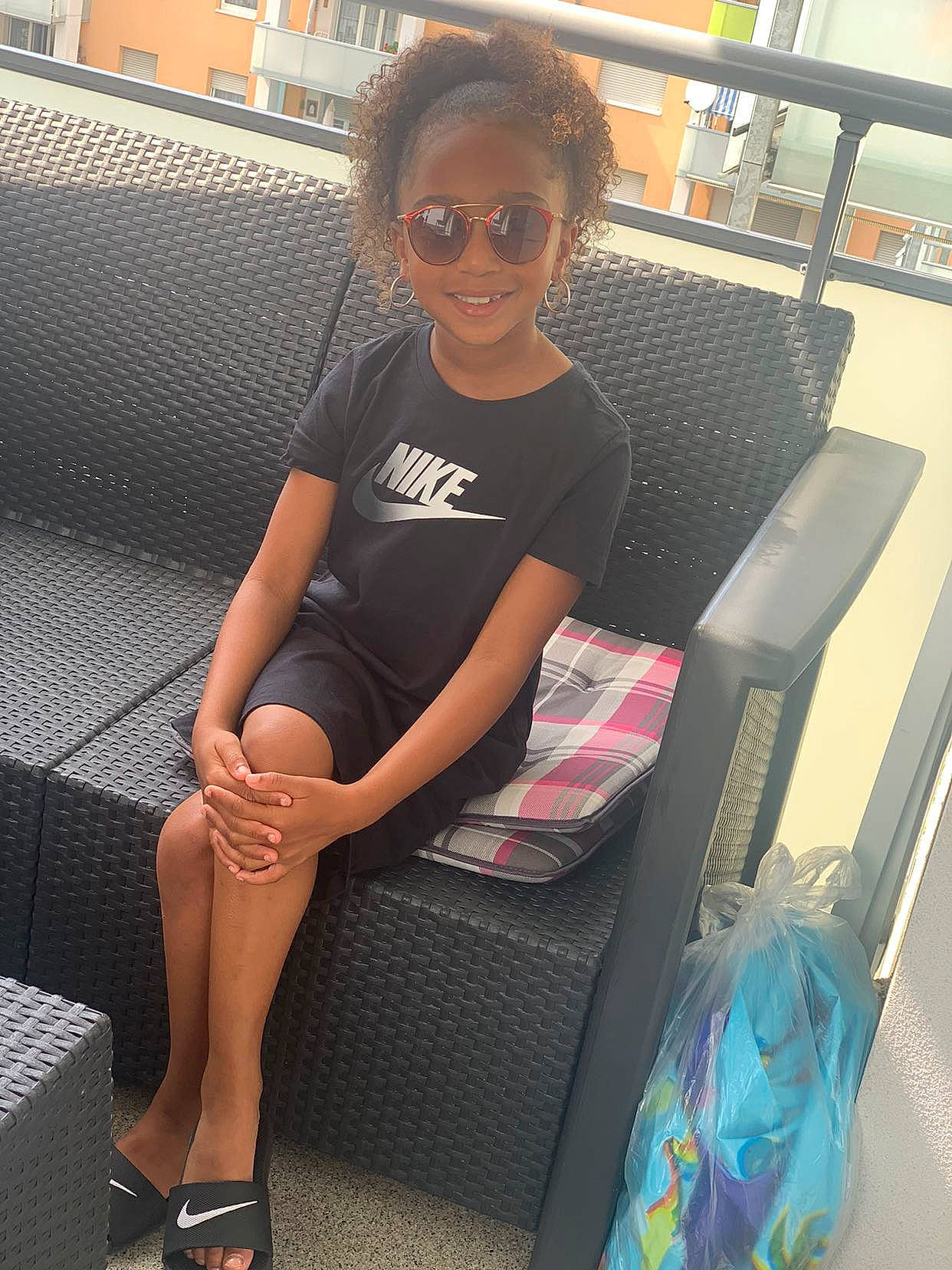 Kelya participe au concours pour gagner de l'argent avec cette photo : automotive_design, calf, comfort, eyewear, fashion, glasses, goggles, hairstyle, human_leg, joint, joy, knee, lap, motor_vehicle, person, shoulder, smile, street_fashion, sunglasses, thigh