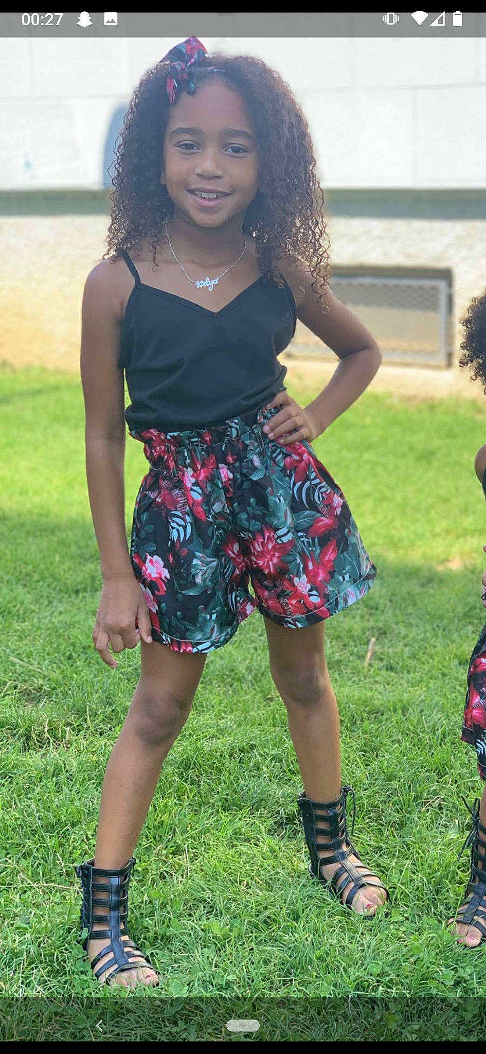 Kelya a rejoint le concours — aidez-le/la à gagner de superbes lots ! abdomen, calf, day_dress, dress, fashion, footwear, fun, grass, hair, joy, knee, person, plant, shoe, shorts, smile, street_fashion, sunglasses, textile, thigh