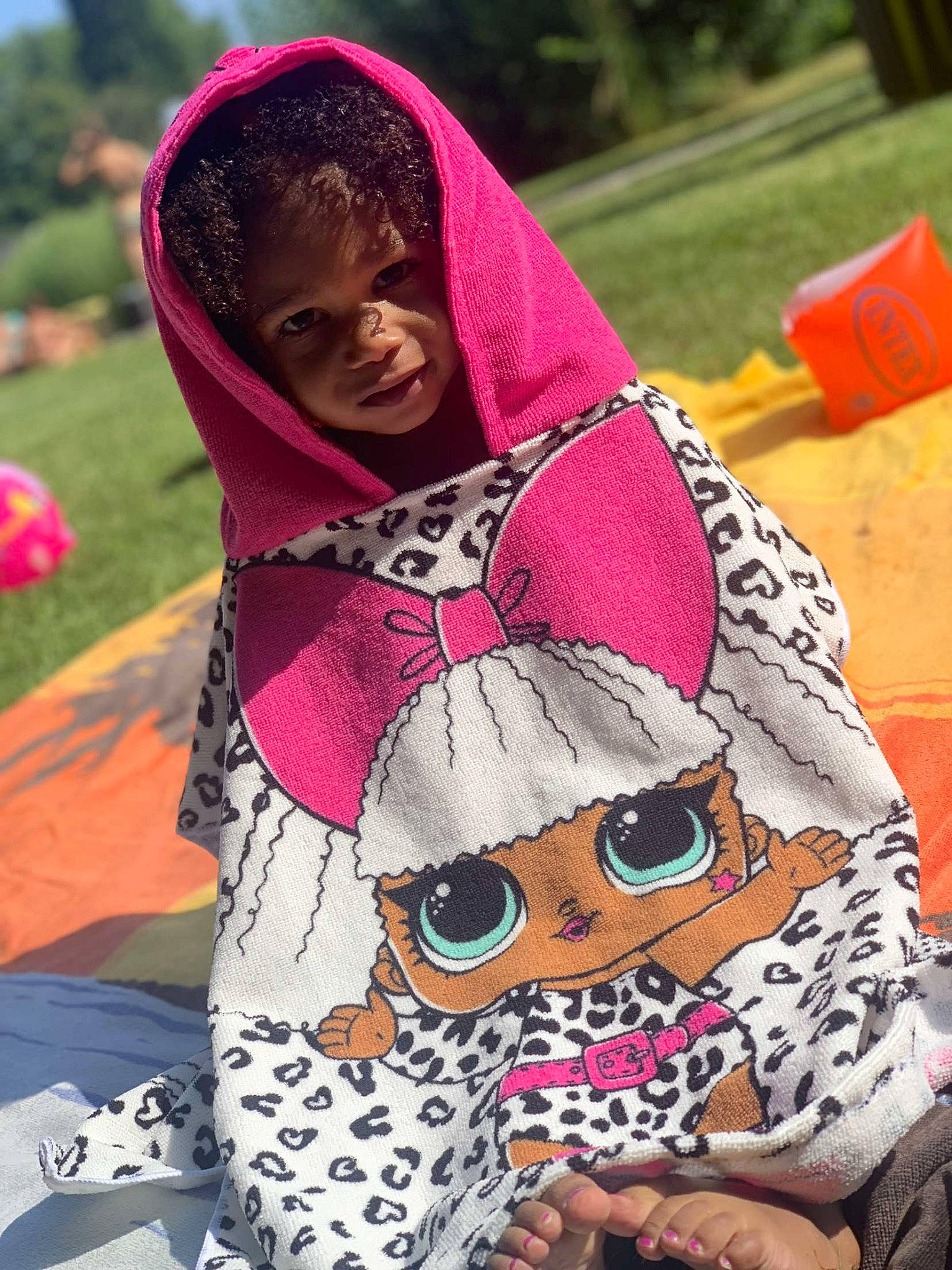 Kamila a rejoint le concours — aidez-le/la à gagner de superbes lots ! black_hair, child, event, eyewear, fashion_accessory, fun, grass, happy, leisure, magenta, mammal, pattern, person, pink, recreation, street_fashion, sunglasses, textile, tree, vertebrate