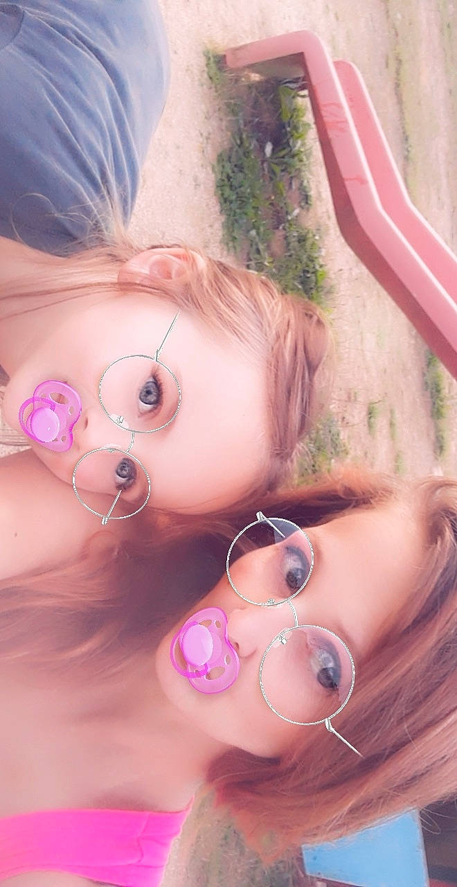 Lylou participe au concours pour gagner de l'argent avec cette photo : beauty, blond, cartoon, cheek, chin, close_up, ear, eye, eyebrow, eyelash, eyewear, face, forehead, head, lip, mouth, nose, person, pink, selfie