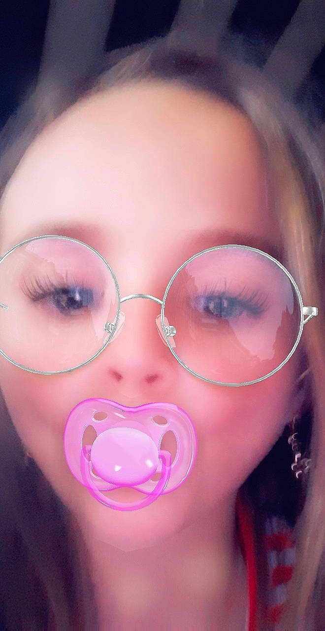 Lylou a rejoint le concours — aidez-le/la à gagner de superbes lots ! beauty, cheek, chin, close_up, eye, eyebrow, eyelash, eyewear, face, forehead, glasses, head, lip, material_property, mouth, nose, person, photography, pink, skin