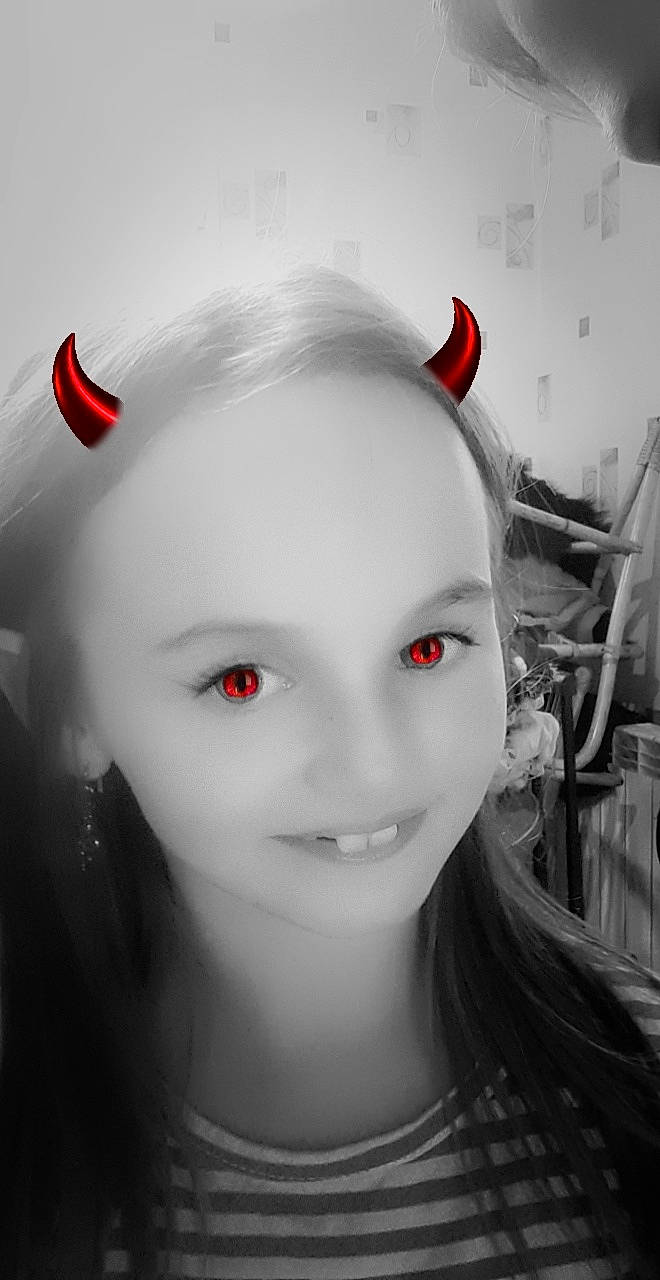 Lylou participe au concours pour gagner de l'argent avec cette photo : beauty, black_and_white, colorfulness, ear, eye, eyebrow, eyelash, face, fictional_character, forehead, hair, hairstyle, head, illustration, joy, lip, monochrome, organ, person, photography