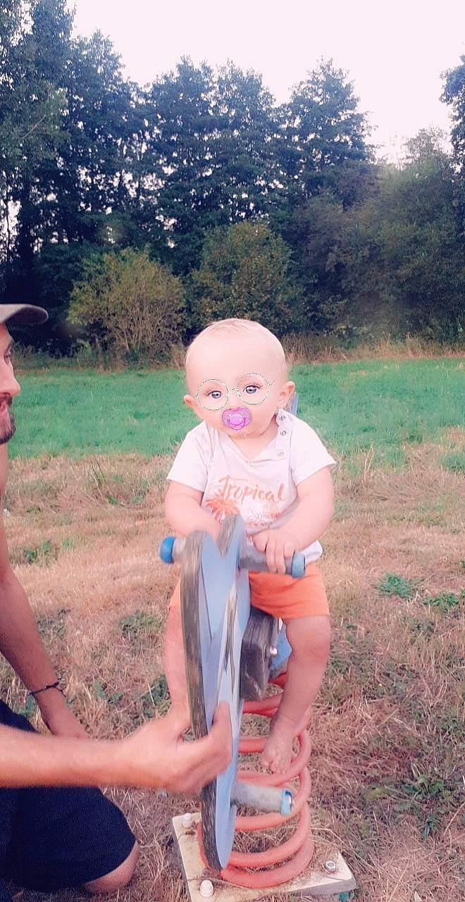 Daymon a rejoint le concours — aidez-le/la à gagner de superbes lots ! baby, child, fun, grass, person, play, sitting, smile, soil, summer, toddler, trunk, vacation