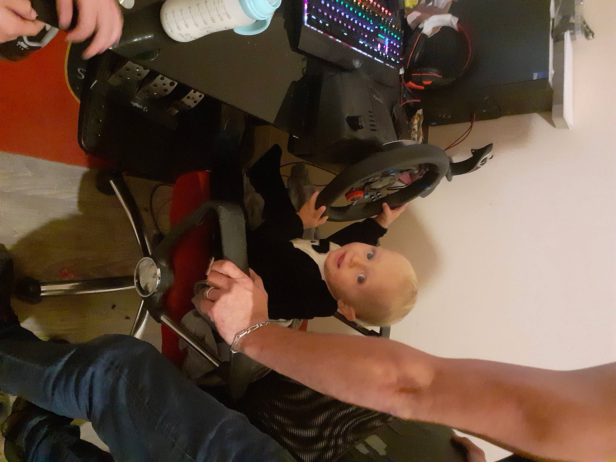 Daymon a rejoint le concours — aidez-le/la à gagner de superbes lots ! arm, person