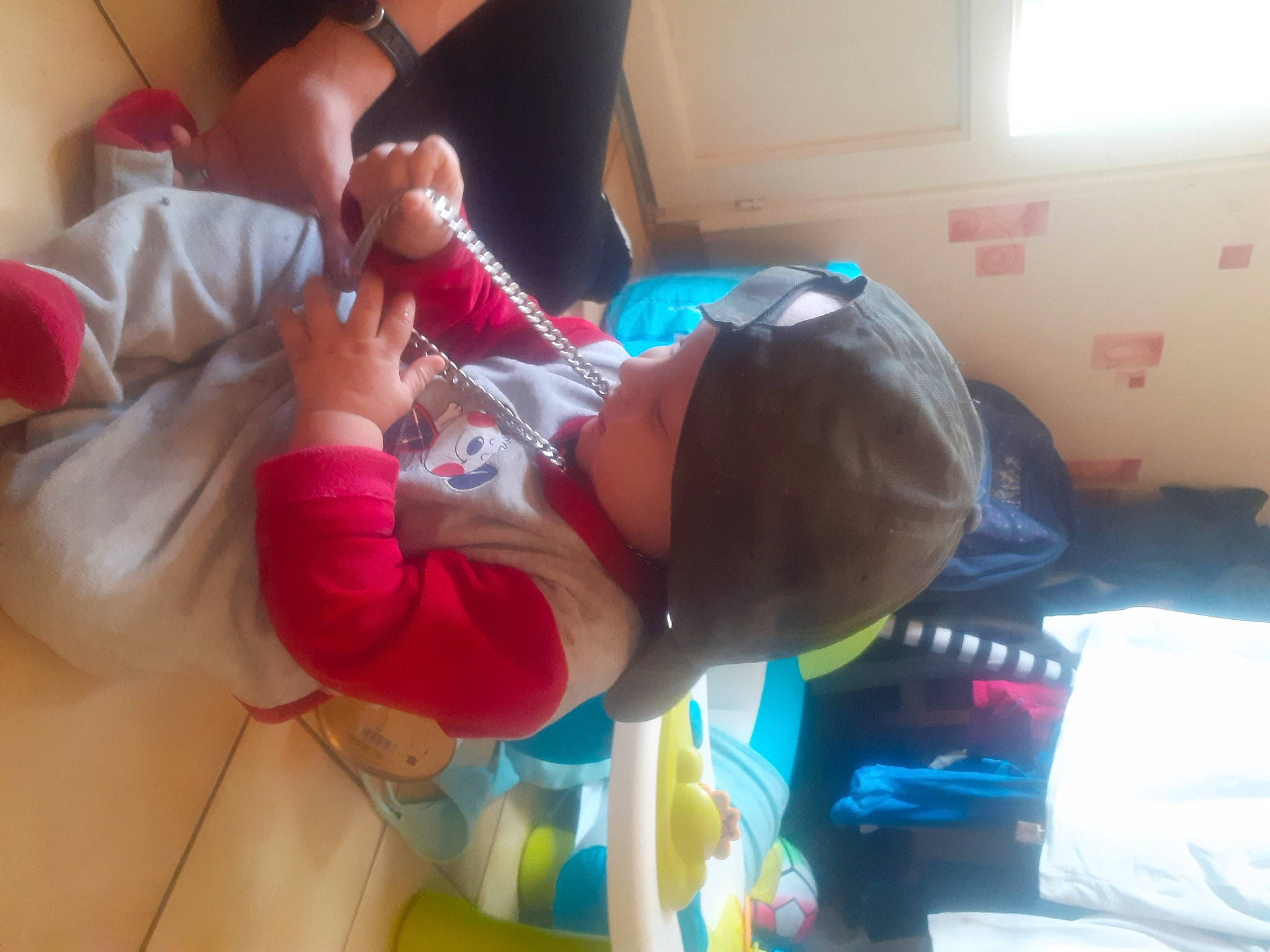 Daymon a rejoint le concours — aidez-le/la à gagner de superbes lots ! baby, birth, child, finger, fun, hand, leg, mouth, nail, person, play, skin, thumb, toddler, vacation