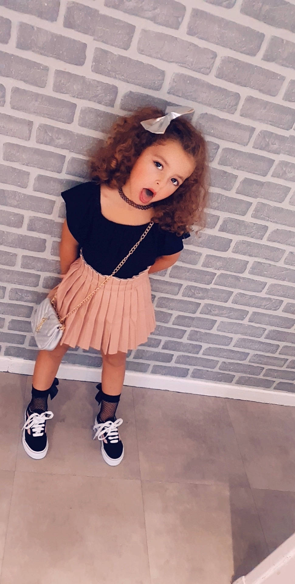 Dalenda participe au concours pour gagner de l'argent avec cette photo : child, child_model, clothing, dress, fashion, fashion_accessory, fashion_design, footwear, joint, knee, leg, neck, person, shoe, shoulder, sleeve, surprise, t_shirt, toddler, trunk