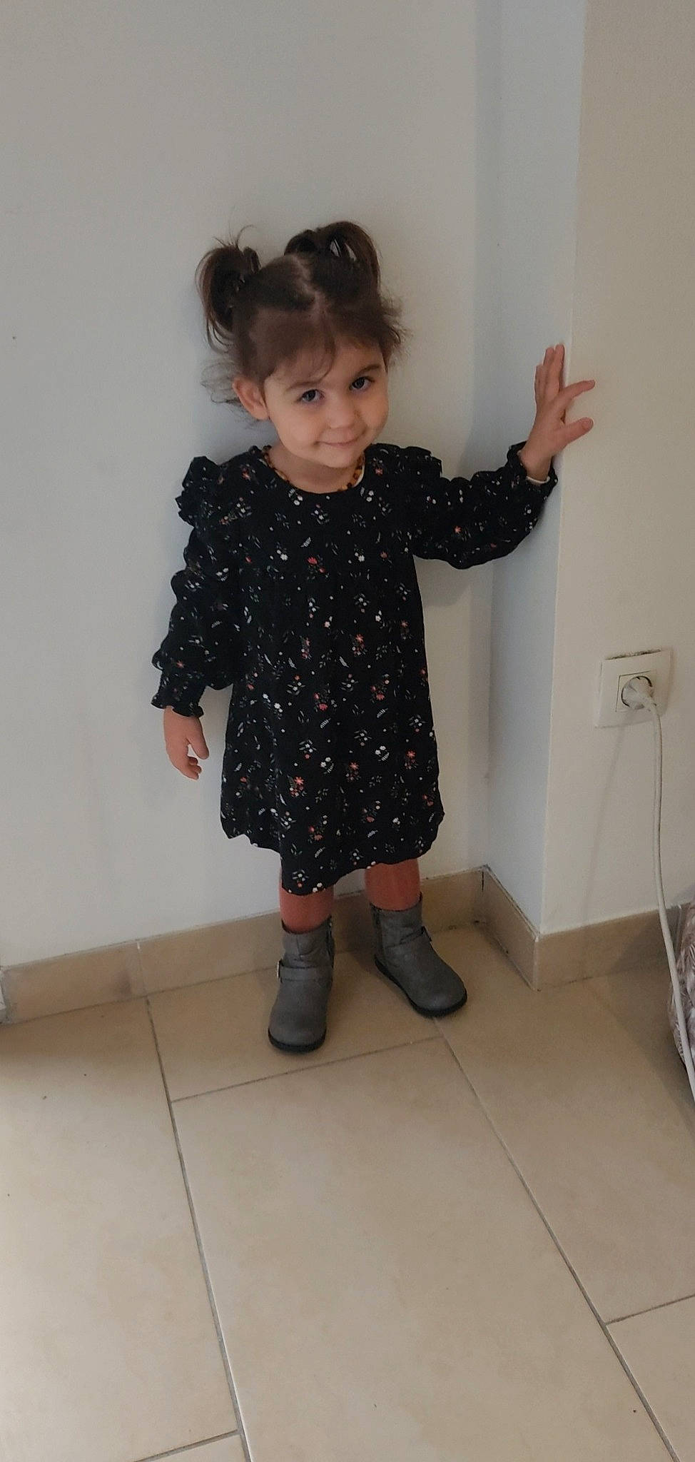 Mya a rejoint le concours — aidez-le/la à gagner de superbes lots ! baby_toddler_clothing, design, floor, flooring, gesture, human_leg, joint, joy, knee, leg, long_hair, neck, pattern, person, sandal, sleeve, smile, sock, standing, thigh