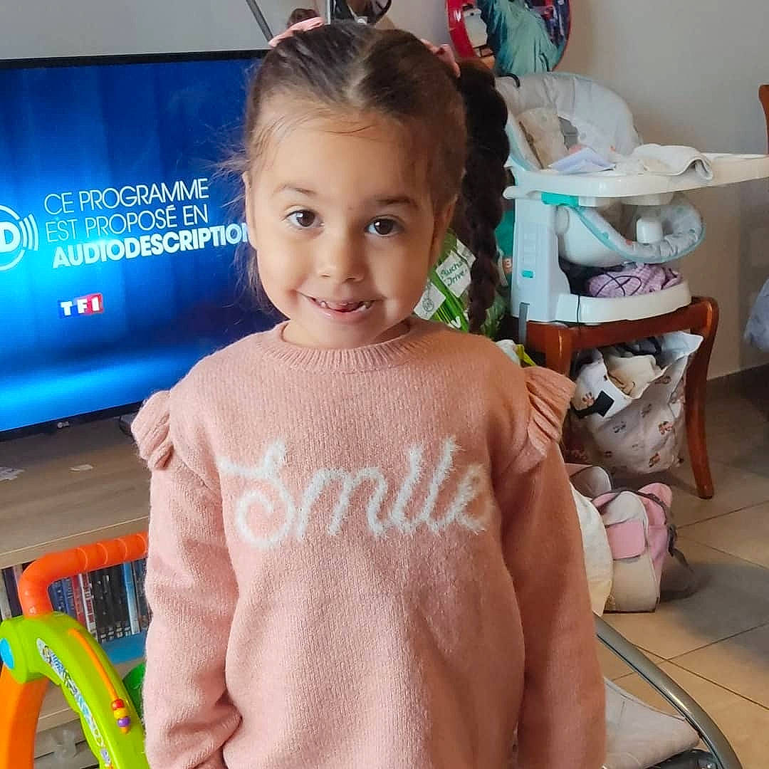 Léana participe au concours pour gagner de l'argent avec cette photo : chest, child, chin, elbow, electric_blue, facial_expression, fun, gesture, hair, hairstyle, happy, head, joy, neck, person, skin, sleeve, smile, standing, t_shirt