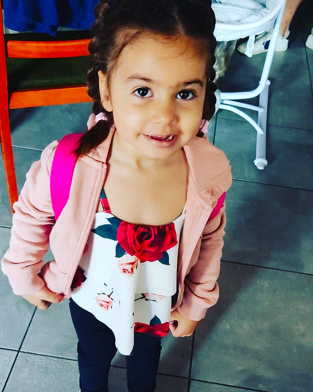 Léana a rejoint le concours — aidez-le/la à gagner de superbes lots ! baby_toddler_clothing, clothing, cool, eye, face, facial_expression, fun, hair, hairstyle, happy, head, joy, lip, neck, organ, person, pink, skin, sleeve, smile