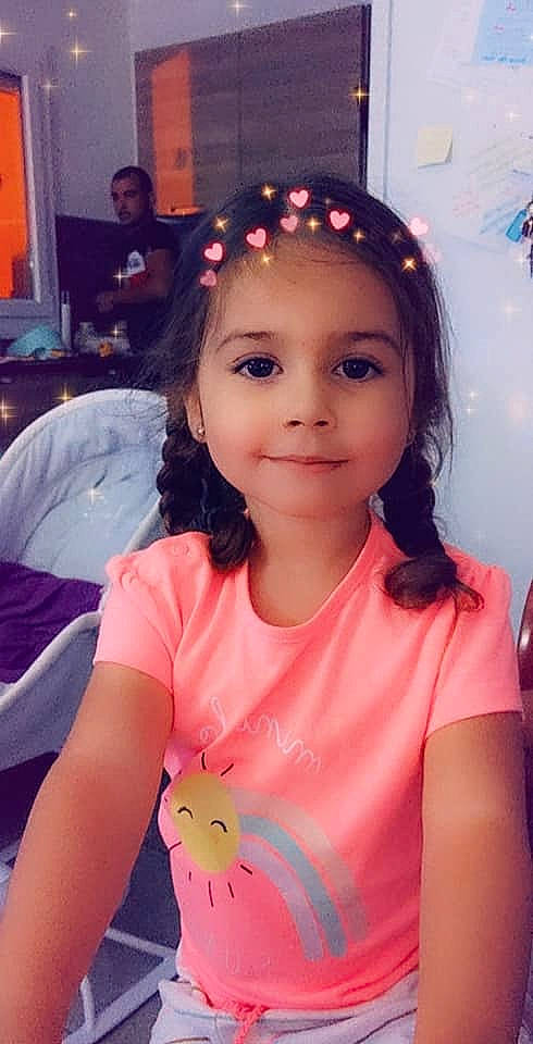 Léana a rejoint le concours — aidez-le/la à gagner de superbes lots ! beauty, child, clothing, cool, event, eyebrow, eyelash, fun, happy, headband, joy, leisure, lip, magenta, organ, person, pink, skin, sleeve, smile