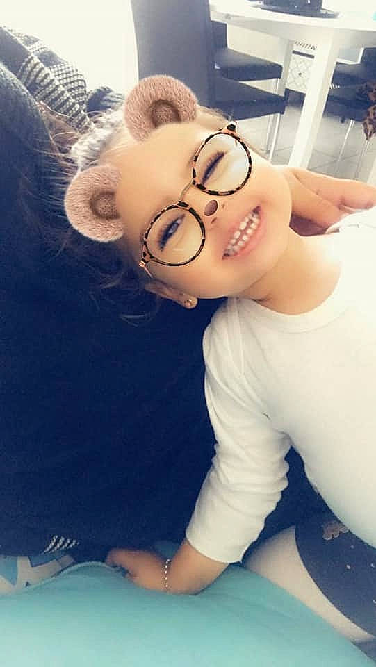 Léana a rejoint le concours — aidez-le/la à gagner de superbes lots ! abdomen, black_hair, chest, eye, eyewear, flash_photography, gesture, glasses, happy, joy, neck, person, personal_protective_equipment, shoulder, smile, sportswear, sunglasses, t_shirt, thigh, toy