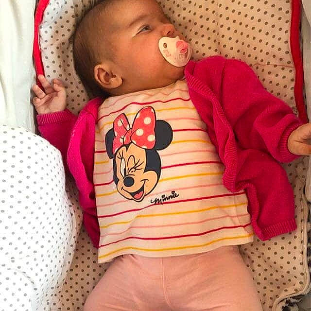 Mya participe au concours pour gagner de l'argent avec cette photo : baby, baby_sleeping, baby_toddler_clothing, cheek, comfort, ear, eye, face, facial_expression, head, headgear, human, lip, mouth, nose, organ, person, pink, skin, sleeve