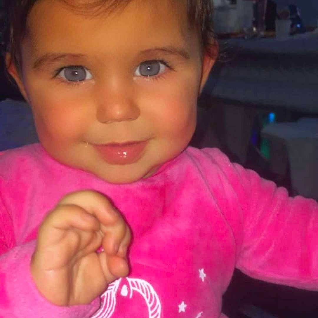 Mya a rejoint le concours — aidez-le/la à gagner de superbes lots ! arm, cheek, chin, ear, eye, eyebrow, eyelash, forehead, hair, hand, happy, human_body, jaw, joy, lip, mouth, muscle, neck, nose, person