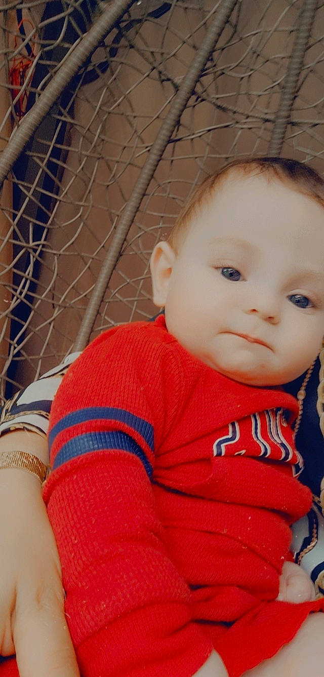 Elyam participe au concours pour gagner de l'argent avec cette photo : baby, baby_toddler_clothing, cheek, chin, cool, eye, finger, grass, happy, human_body, lip, neck, nose, pattern, person, sitting, skin, sleeve, t_shirt, toddler