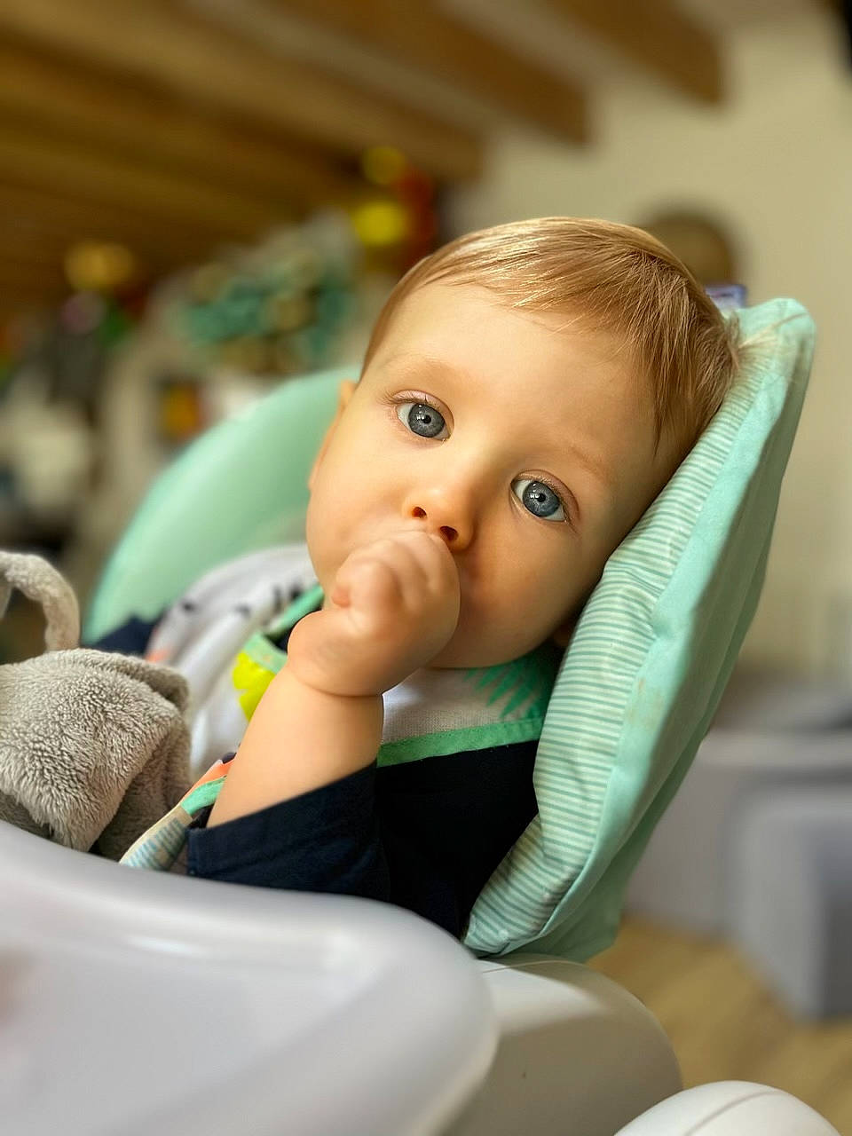 Iloan participe au concours pour gagner de l'argent avec cette photo : baby, baby_products, baby_safety, baby_toddler_clothing, cheek, child, comfort, finger, fun, hairstyle, happy, iris, leisure, mouth, people, person, room, sitting, skin, thumb