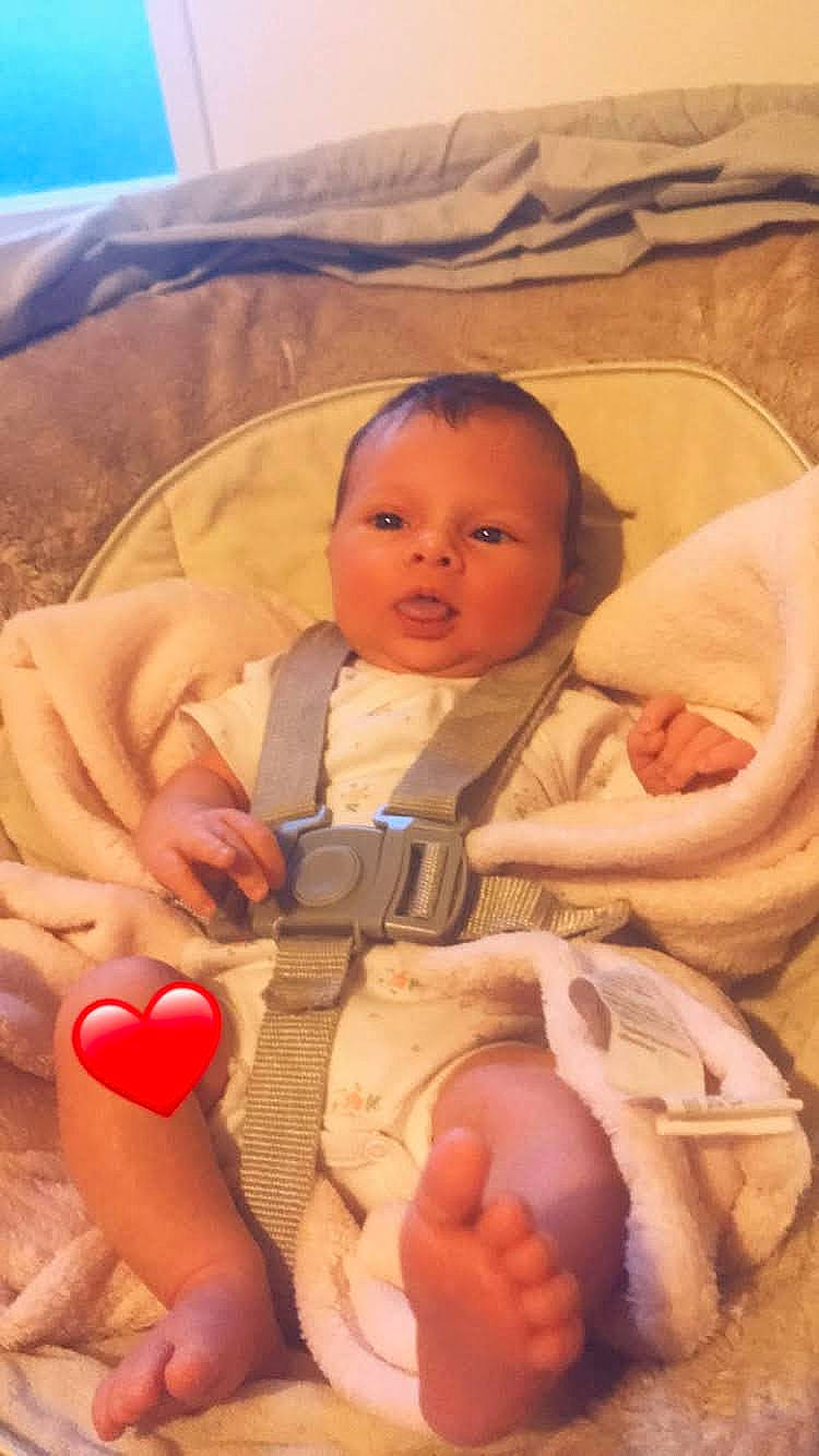 Naomy participe au concours pour gagner de l'argent avec cette photo : baby, baby_products, birth, child, comfort, finger, person, product, sleep, thumb, toddler