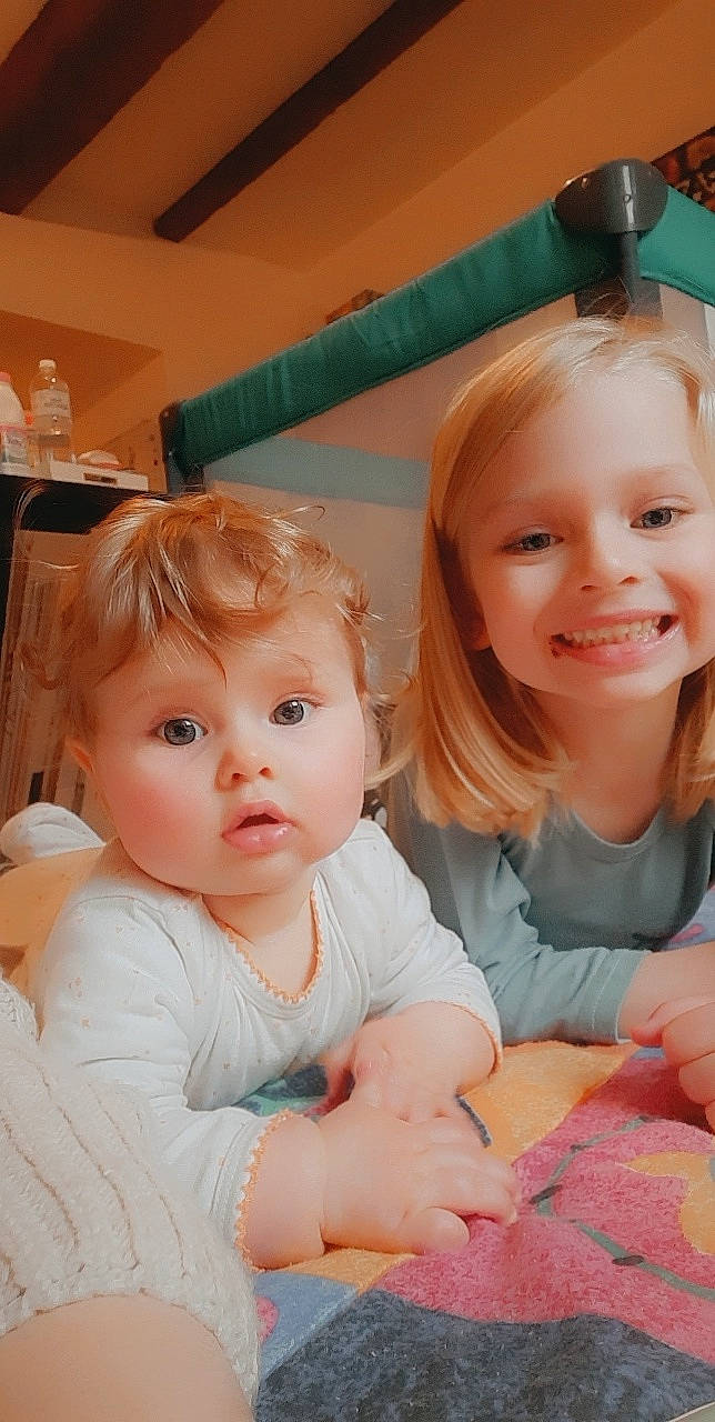 Julia a rejoint le concours — aidez-le/la à gagner de superbes lots ! baby, baby_toddler_clothing, blond, cheek, child, comfort, eye, fun, gesture, grass, hairstyle, happy, iris, joy, person, pink, portrait_photography, room, sitting, skin