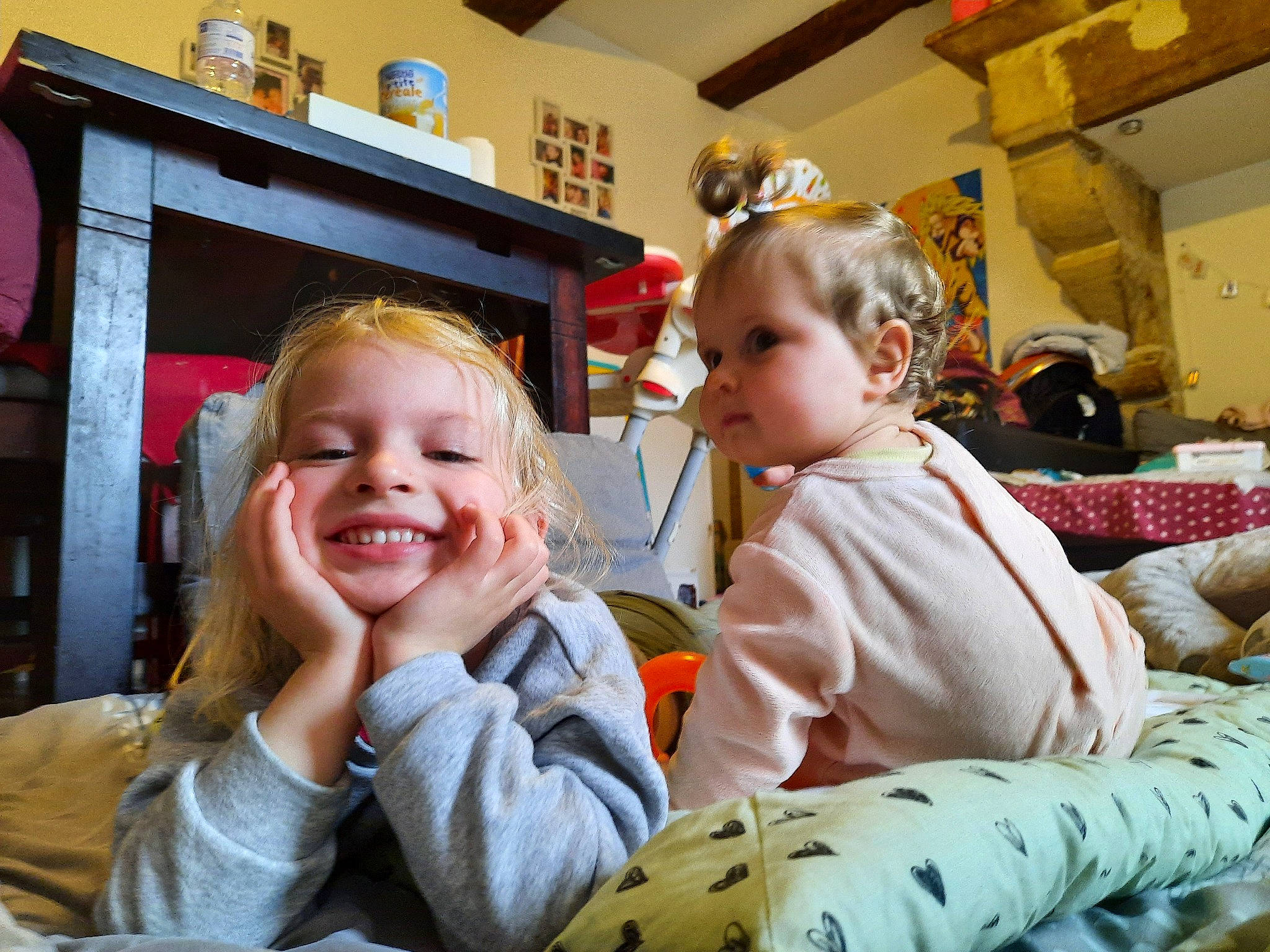 Julia a rejoint le concours — aidez-le/la à gagner de superbes lots ! baby, baby_toddler_clothing, chair, child, comfort, couch, event, fun, happy, holiday, iris, joy, lap, leisure, person, room, sharing, sitting, skin, smile