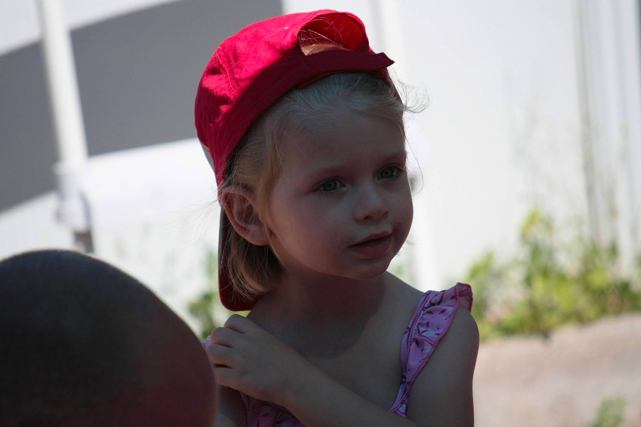 Julia a rejoint le concours — aidez-le/la à gagner de superbes lots ! baseball_cap, cap, chin, eye, eyewear, face, facial_expression, flash_photography, fun, grass, happy, head, human_body, leisure, lip, neck, person, plant, recreation, skin