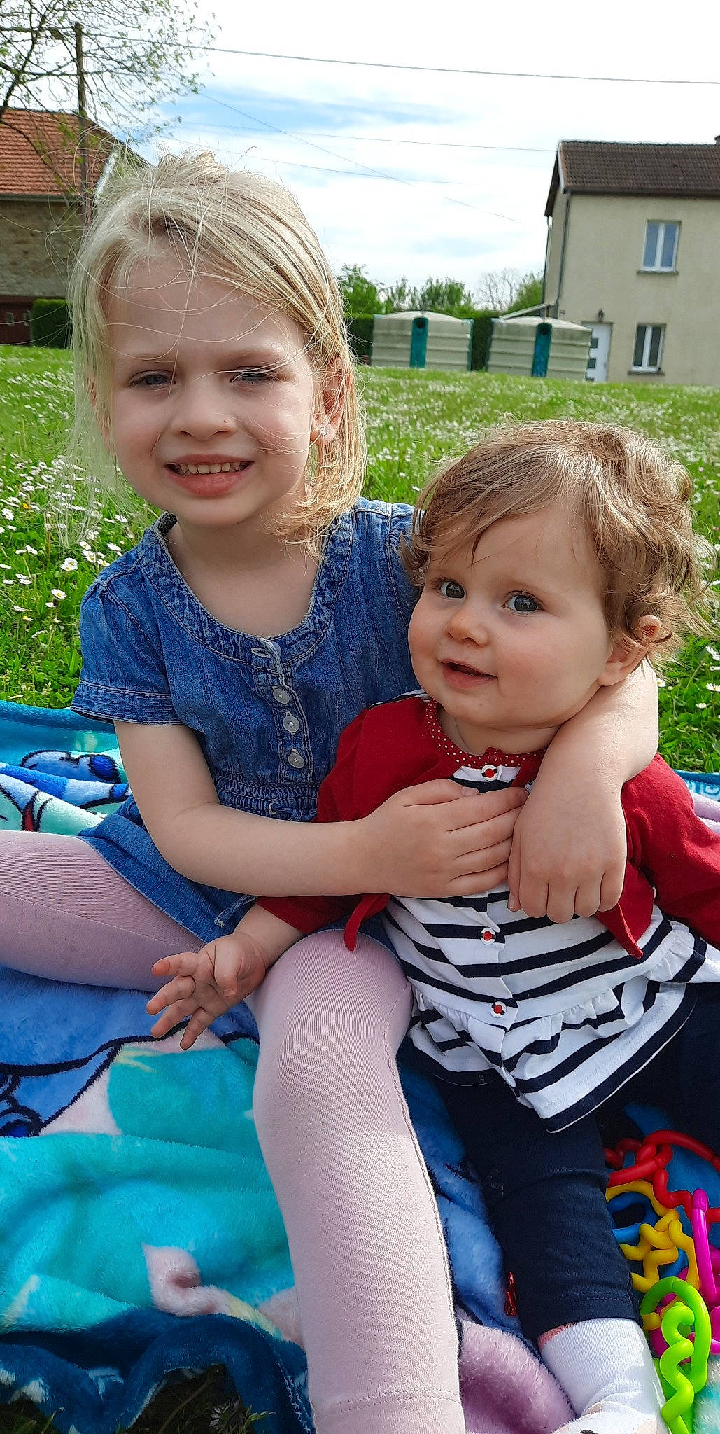 Julia participe au concours pour gagner de l'argent avec cette photo : baby_toddler_clothing, blue, botany, community, dress, eye, face, facial_expression, grass, green, hairstyle, happy, head, iris, joy, leisure, person, pink, plant, skin