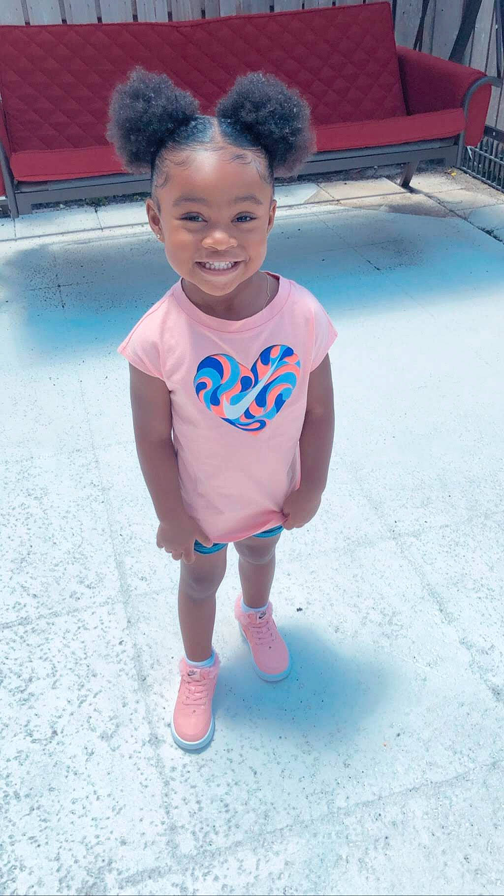 Journei is registered to the contest to win money with this photo: child, fun, joy, leisure, person, pink, smile, t_shirt, toddler, vacation