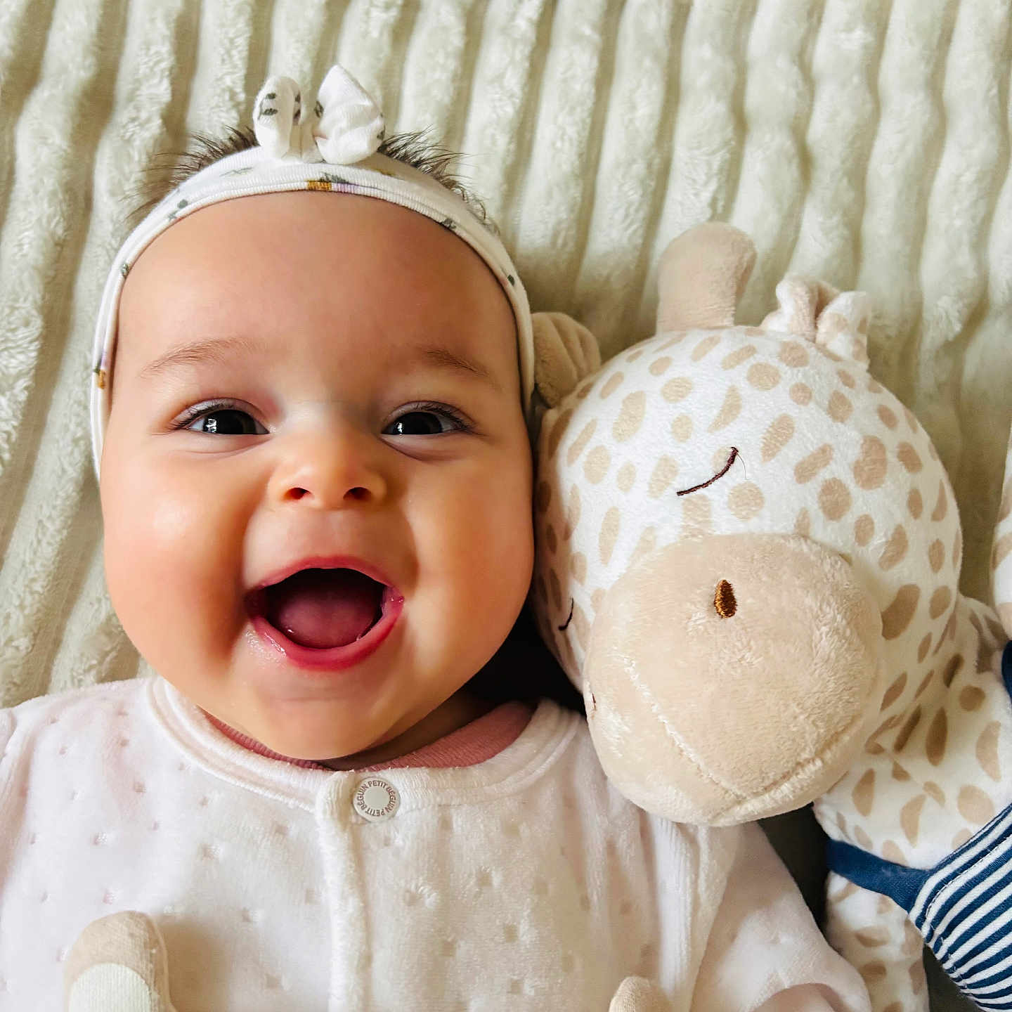 ève participe au concours pour gagner de l'argent avec cette photo : adorable, baby, blanket, child, close_up, comfort, cute, face, giraffe, happy, headband, indoors, infant, lying_down, plush_toy, portrait, sleepwear, smiling, soft_texture, toy
