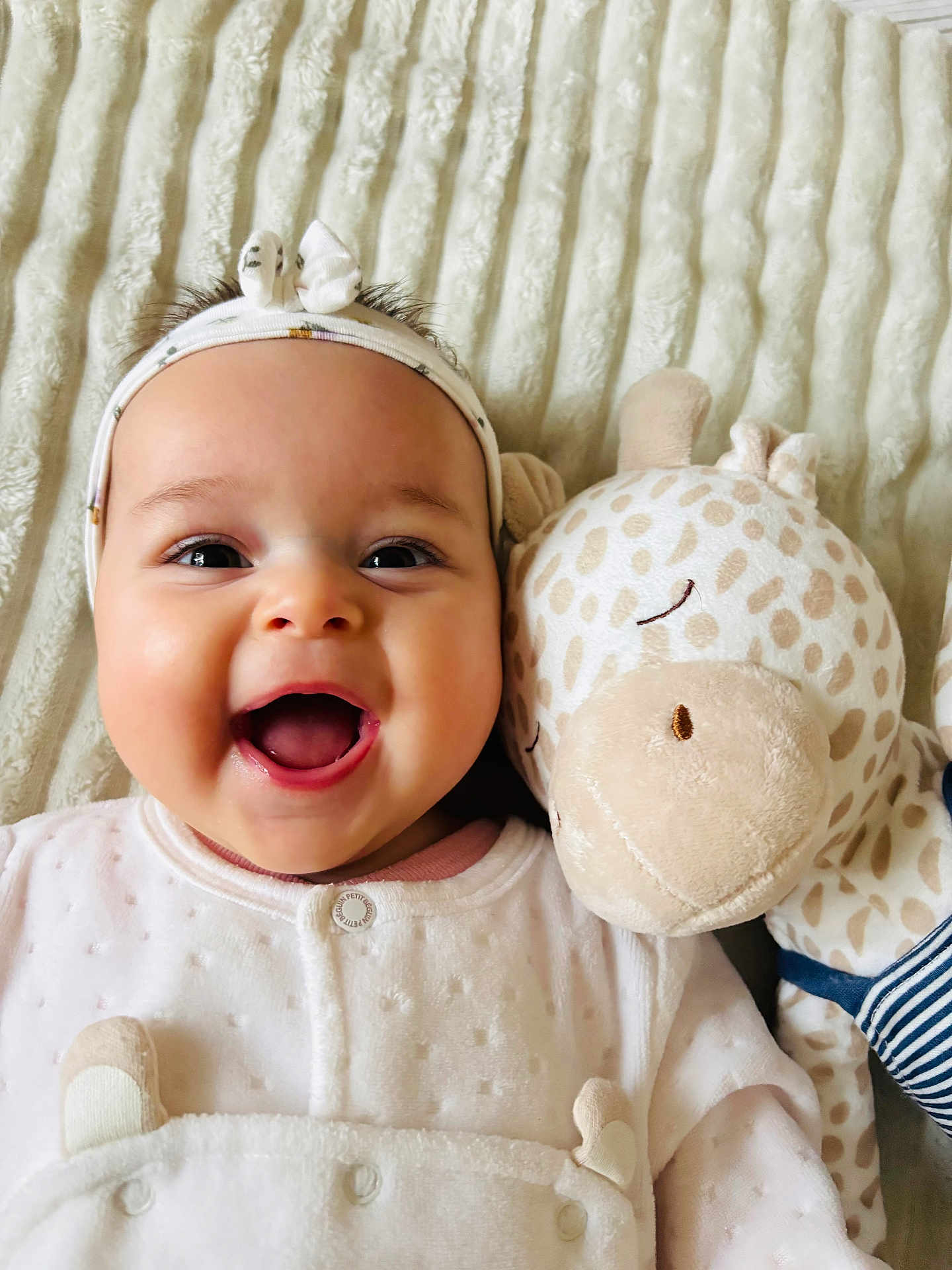 ève participe au concours pour gagner de l'argent avec cette photo : adorable, baby, blanket, child, close_up, comfort, cute, face, giraffe, happy, headband, indoors, infant, lying_down, plush_toy, portrait, sleepwear, smiling, soft_texture, toy