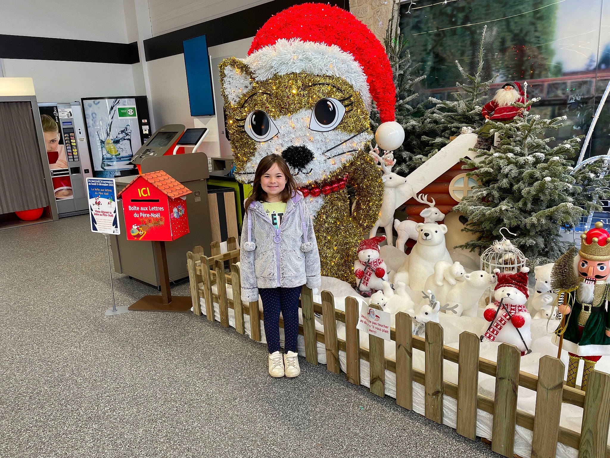 Eléona participe au concours pour gagner de l'argent avec cette photo : christmas, christmas_decoration, christmas_eve, christmas_ornament, christmas_tree, conifer, event, fence, fictional_character, fun, happy, hat, holiday, holiday_ornament, joy, ornament, person, santa_claus, stuffed_toy, toddler