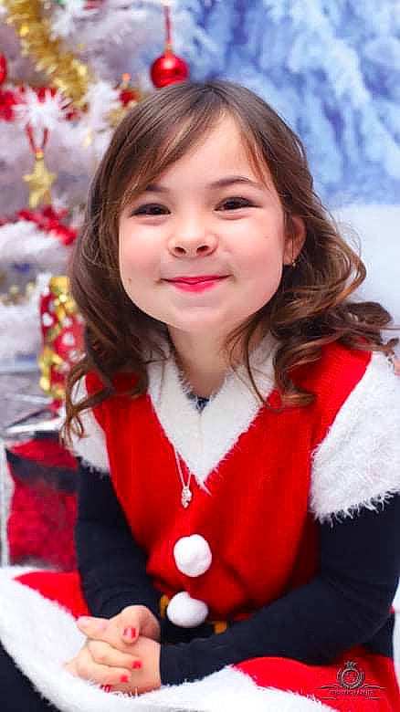 Eléona participe au concours pour gagner de l'argent avec cette photo : child, clothing, event, face, facial_expression, fun, glove, happy, head, holiday, joy, organ, outerwear, people_in_nature, person, plant, red, sleeve, smile, toddler