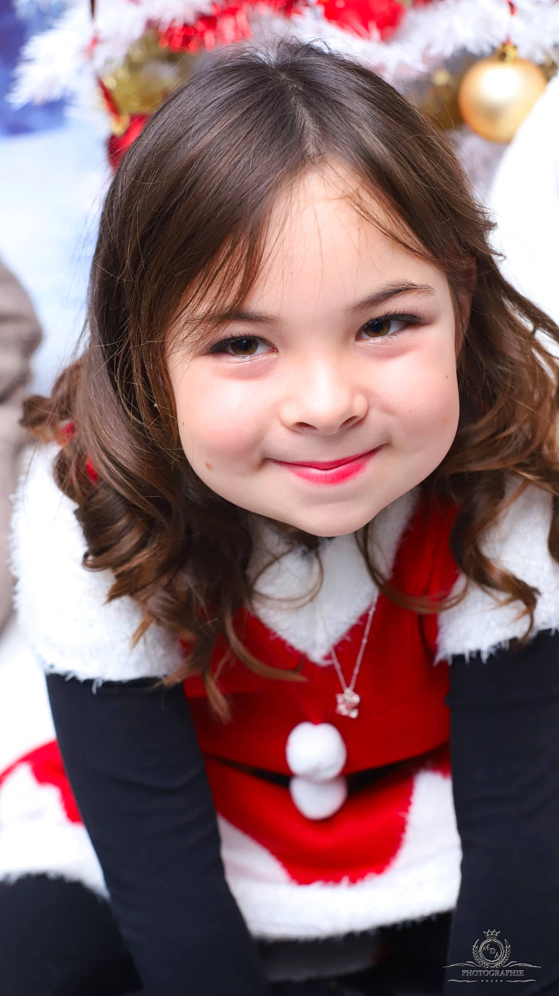 Eléona a rejoint le concours — aidez-le/la à gagner de superbes lots ! bangs, black_hair, cheek, chin, event, eyebrow, fun, hair, hairstyle, happy, hime_cut, human_body, joy, lip, long_hair, person, plant, red, skin, sleeve