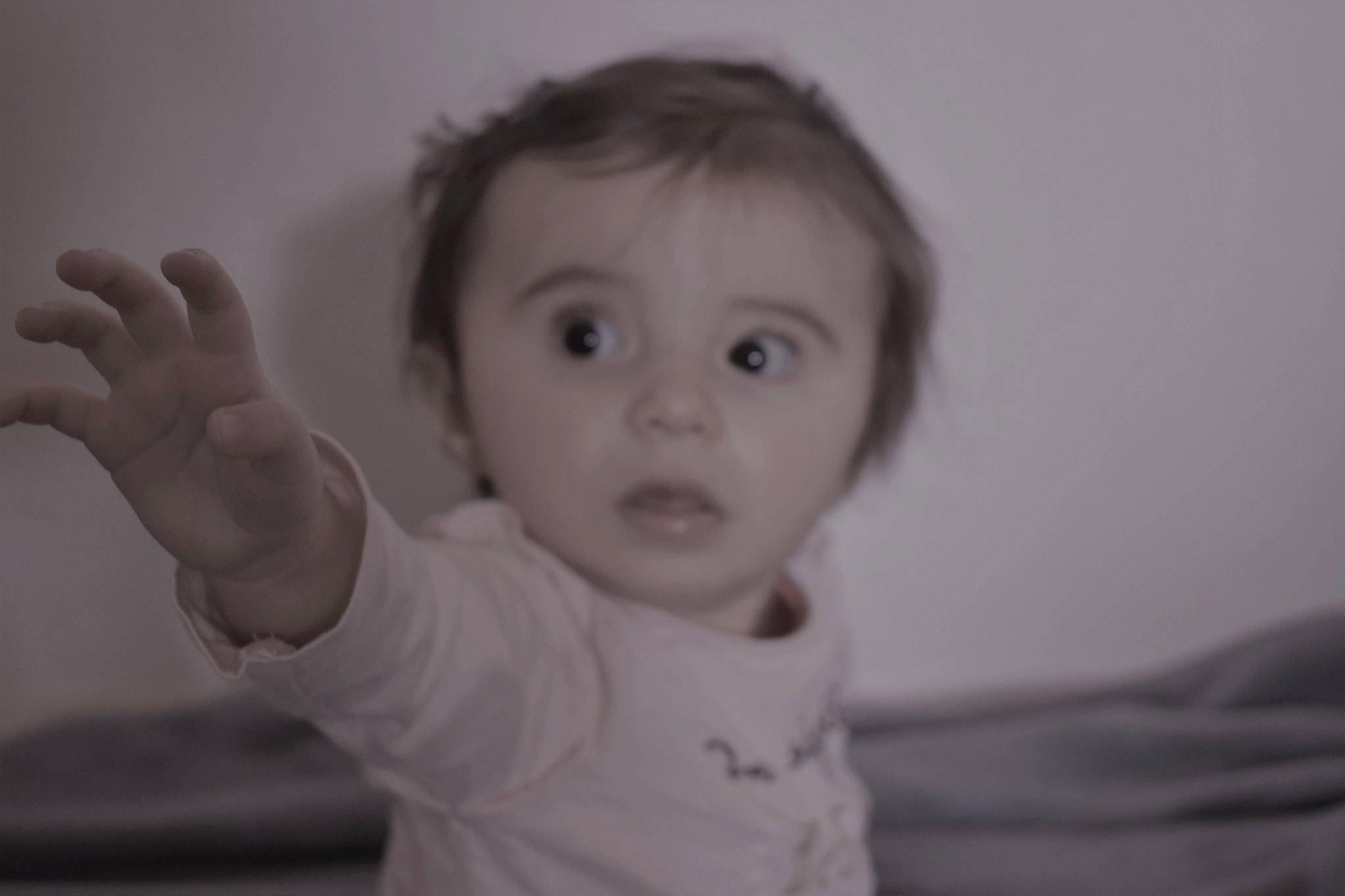 Elysa participe au concours pour gagner de l'argent avec cette photo : arm, baby, black_and_white, cheek, child, chin, eye, eyebrow, face, forehead, head, lip, nose, organ, person, photograph, skin, snapshot, standing, surprise