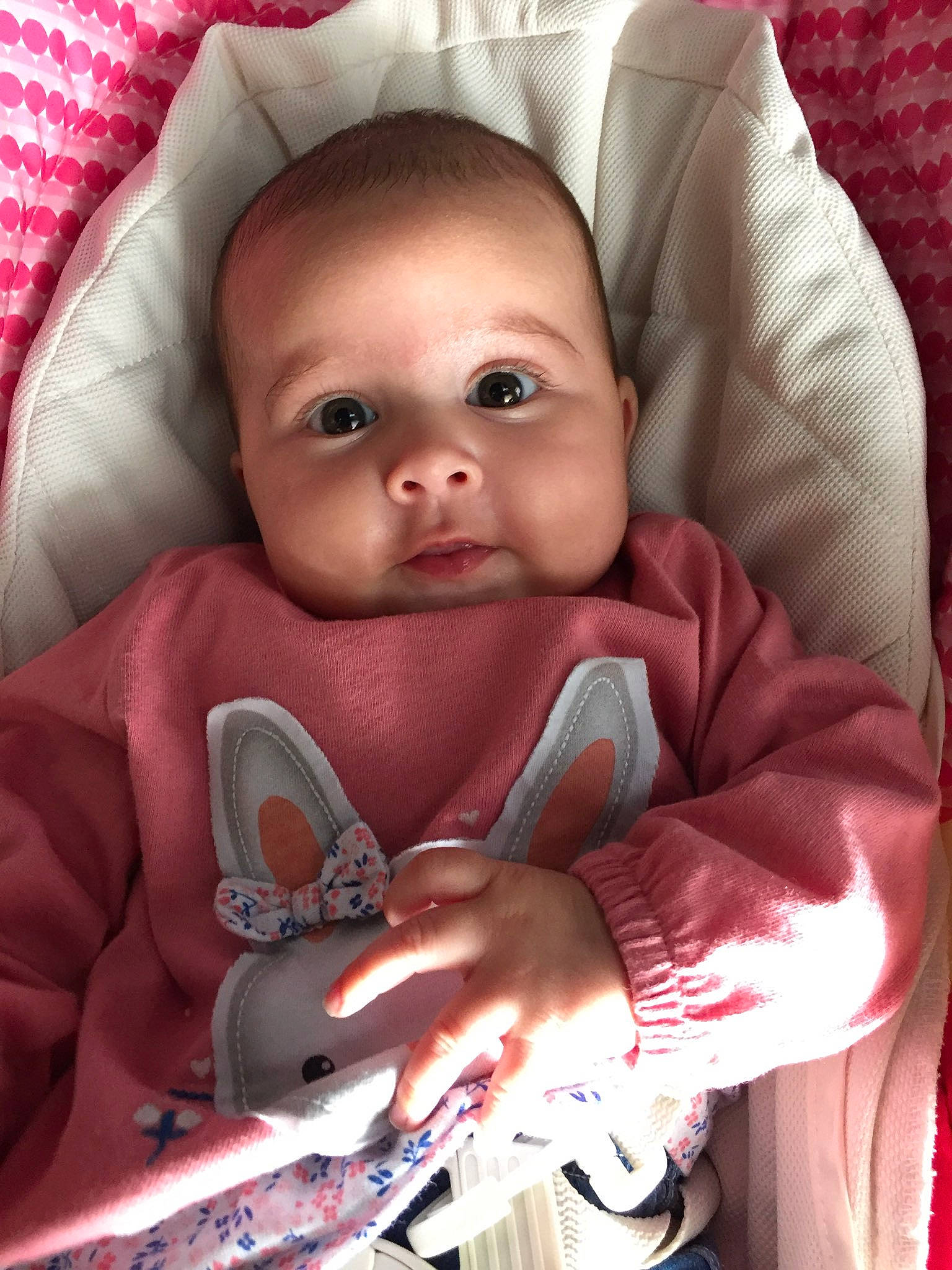 Naomi participe au concours pour gagner de l'argent avec cette photo : baby, baby_in_car_seat, baby_products, cheek, child, eye, face, finger, head, lip, mouth, nose, person, pink, product, skin, smile, thumb, toddler