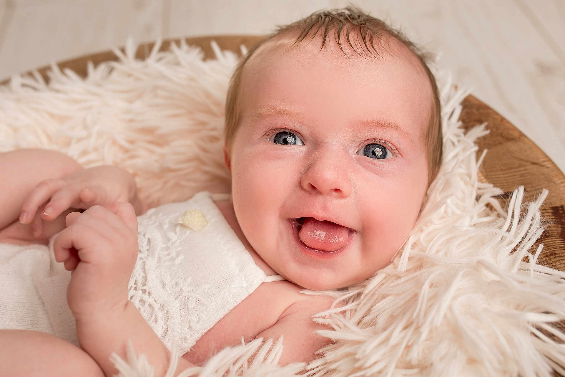 Pia a rejoint le concours — aidez-le/la à gagner de superbes lots ! baby, infant, smiling, tongue_out, close_up, white_blanket, soft_texture, cute, portrait, happy, child, newborn, person, skin, face, lying_down, hand, fingers, warm, cozy
