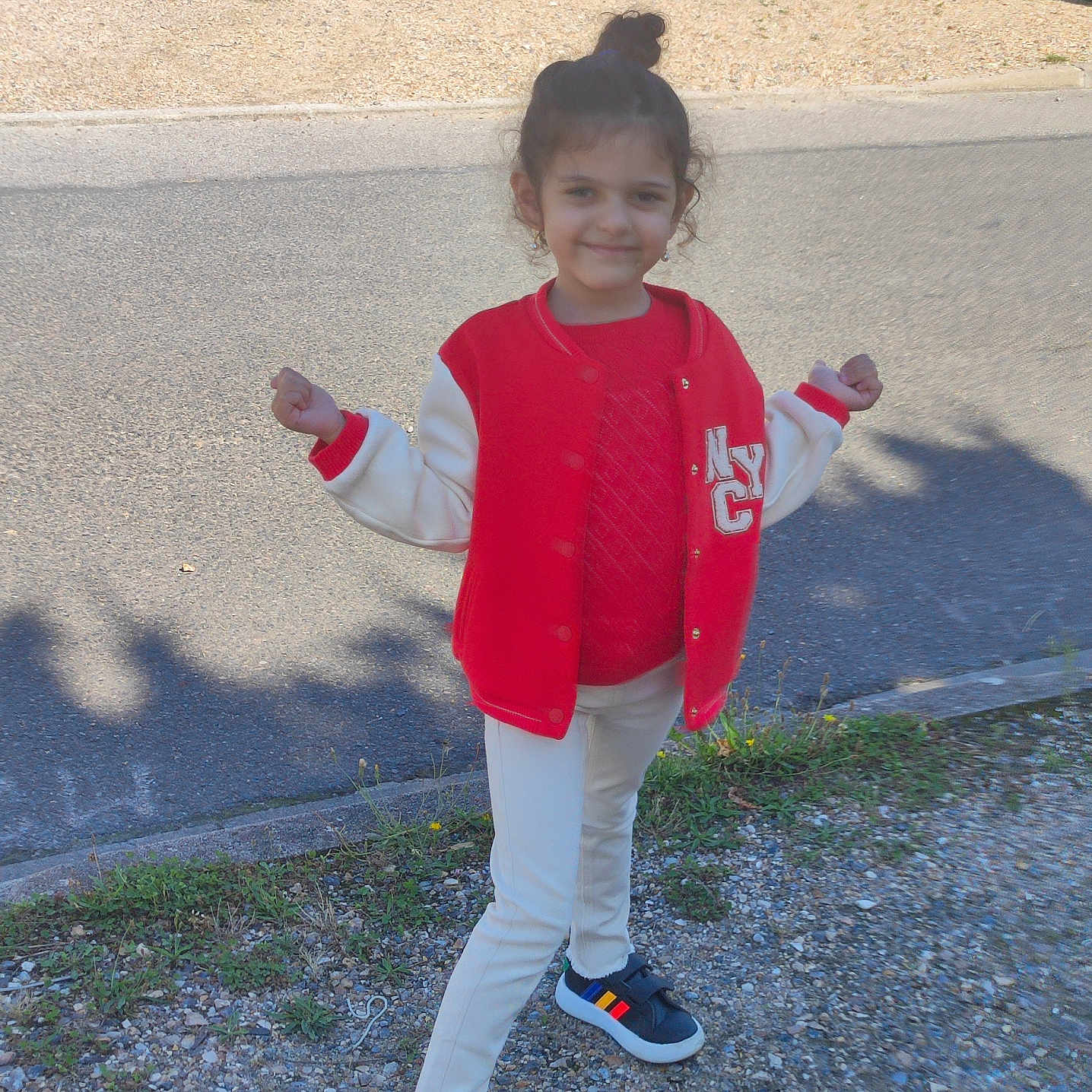 Victoria participe au concours pour gagner de l'argent avec cette photo : bodypart, child, clothing, coat, face, female, finger, footwear, girl, gravel, hand, head, jacket, longsleeve, pants, person, photography, road, shoe, sleeve