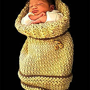 Alba a rejoint le concours — aidez-le/la à gagner de superbes lots ! newborn, baby, sleeping, wrapped, blanket, knitted, cozy, infant, cute, peaceful, wooden_buttons, warm, portrait, black_background, soft, child, resting, small, adorable, hands