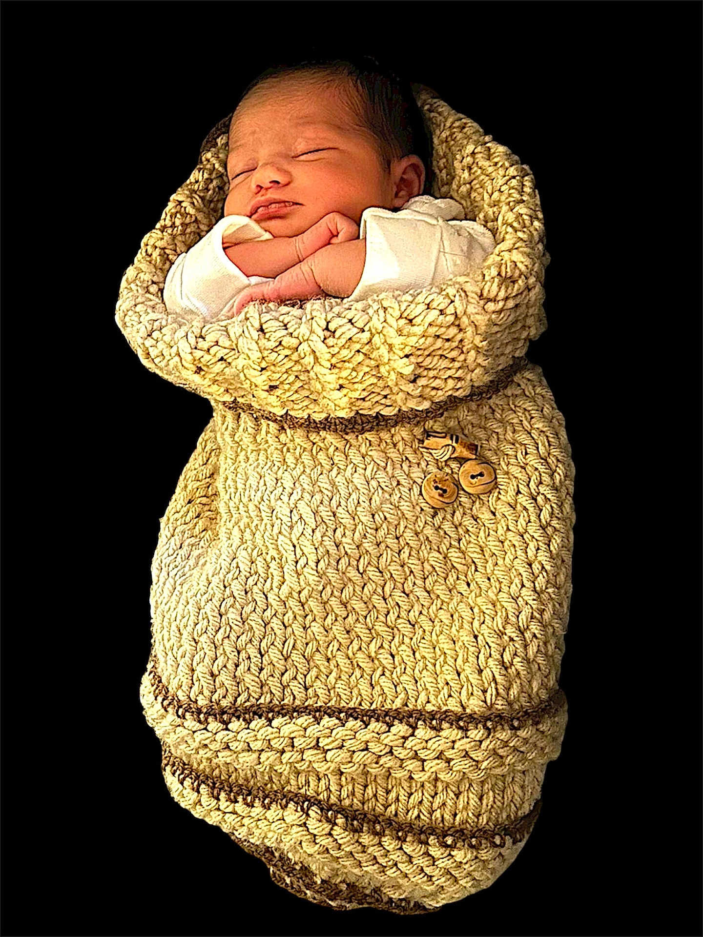 Alba a rejoint le concours — aidez-le/la à gagner de superbes lots ! newborn, baby, sleeping, wrapped, blanket, knitted, cozy, infant, cute, peaceful, wooden_buttons, warm, portrait, black_background, soft, child, resting, small, adorable, hands