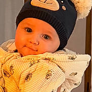 Mathys a rejoint le concours — aidez-le/la à gagner de superbes lots ! adorable, baby, bear_hat, child, childhood, cozy, cute, face, hat, holding, human, indoor, infant, person, portrait, smiling, soft_lighting, warm_clothing, winter_wear, young