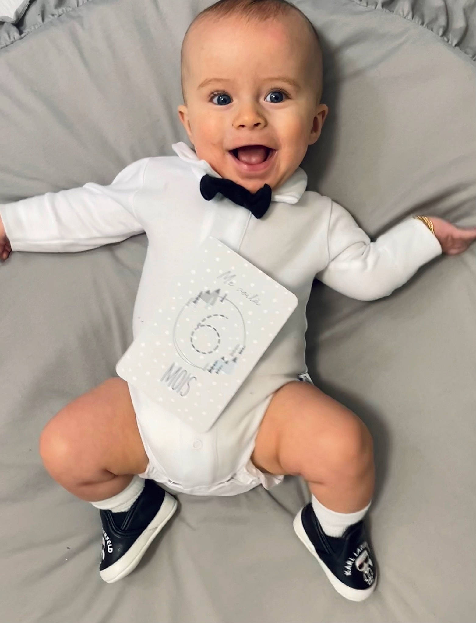 Maylone participe au concours pour gagner de l'argent avec cette photo : baby, baby_toddler_clothing, cheek, child, comfort, finger, flash_photography, fun, gesture, happy, head, human_body, knee, person, sitting, sleeve, smile, sock, t_shirt, thumb