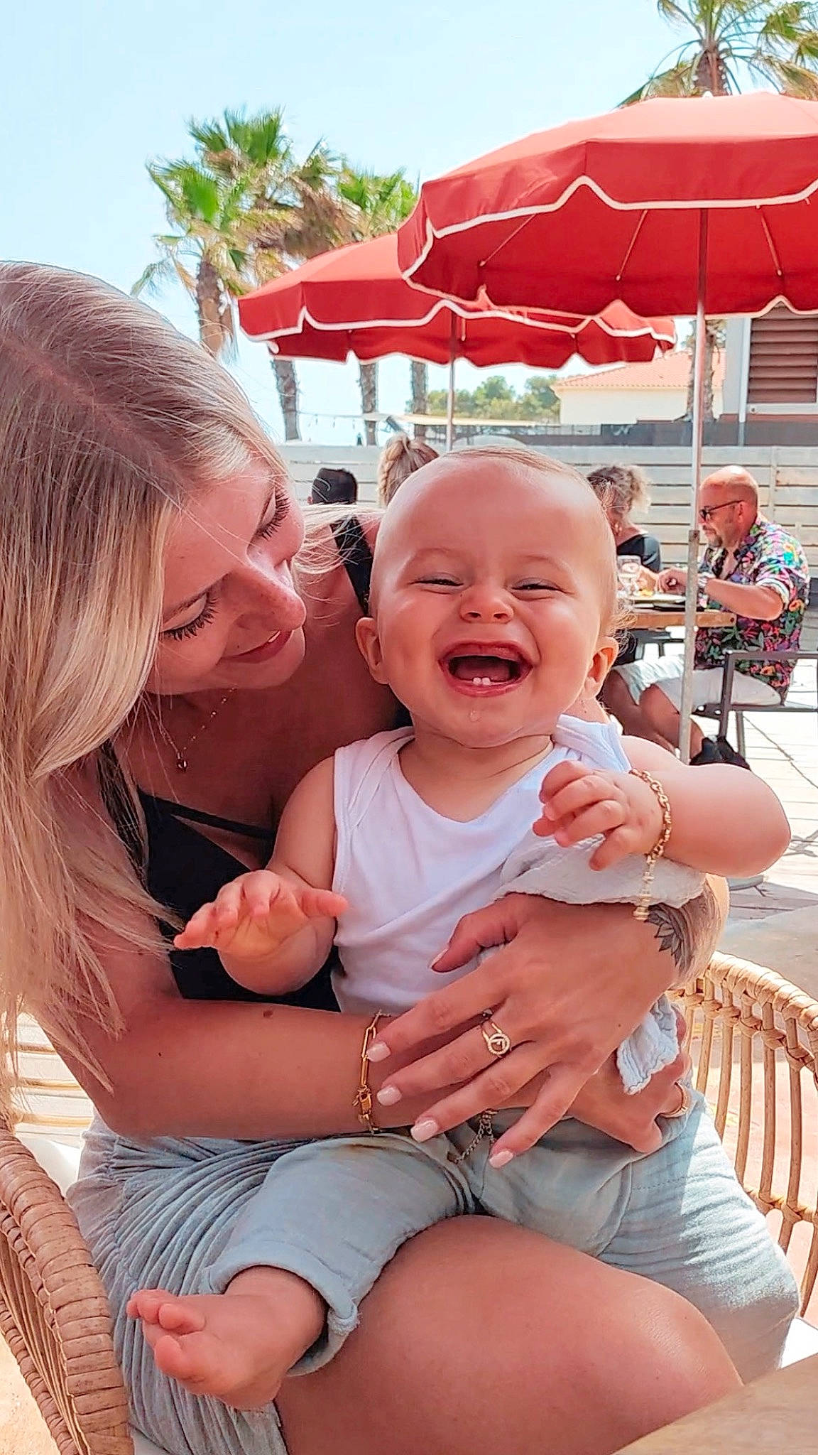 Maylone a rejoint le concours — aidez-le/la à gagner de superbes lots ! baby, facial_expression, finger, fun, gesture, happy, human, leisure, mouth, muscle, person, pink, product, recreation, red, skin, sky, smile, summer, thigh