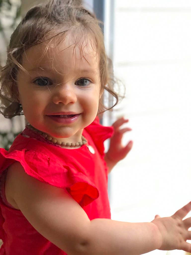 Agathe a rejoint le concours — aidez-le/la à gagner de superbes lots ! baby_toddler_clothing, blond, cheek, chin, elbow, finger, fun, gesture, hand, happy, iris, joy, lip, nose, person, shoulder, skin, sleeve, smile, t_shirt