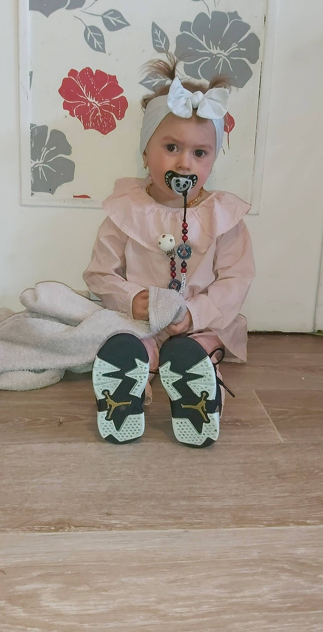 Ornélla a rejoint le concours — aidez-le/la à gagner de superbes lots ! child, footwear, headwear, leg, person, shoe, sitting, toddler