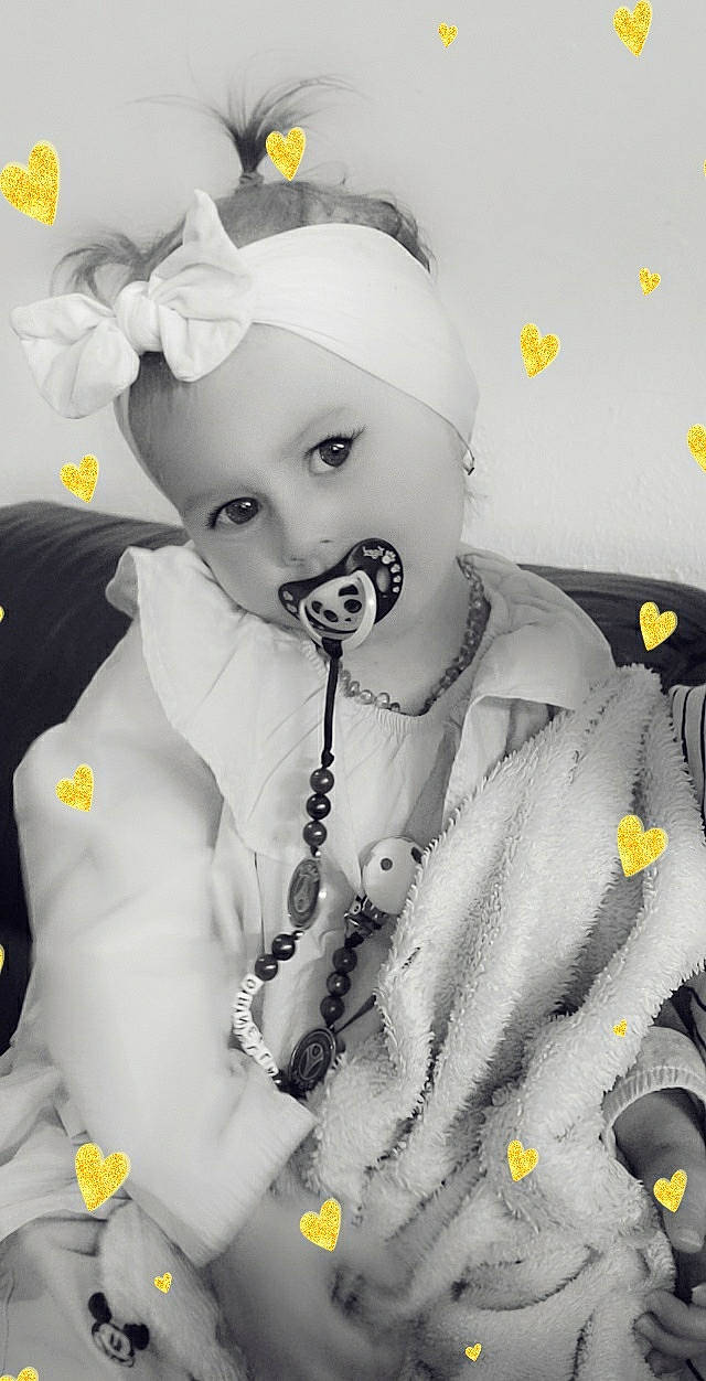 Ornélla participe au concours pour gagner de l'argent avec cette photo : child, eye, lip, person, photography, plant, skin, smile, white, yellow