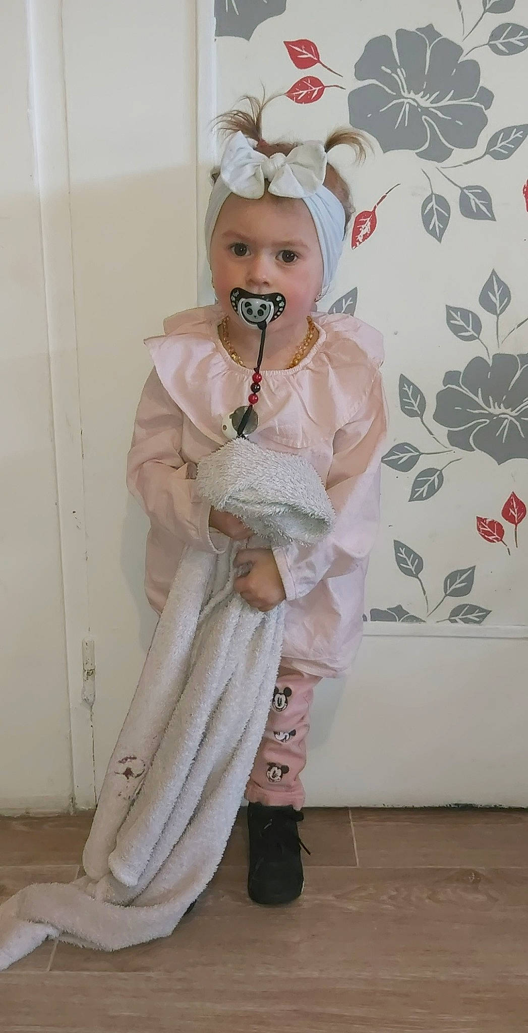 Ornélla participe au concours pour gagner de l'argent avec cette photo : child, costume, head, headwear, joint, leg, outerwear, person, toddler, white