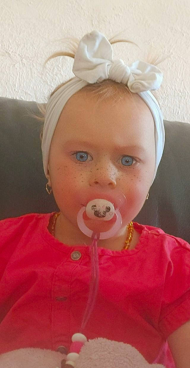 Ornélla participe au concours pour gagner de l'argent avec cette photo : baby, child, ear, face, hair_accessory, head, lip, mouth, neck, nose, person, toddler