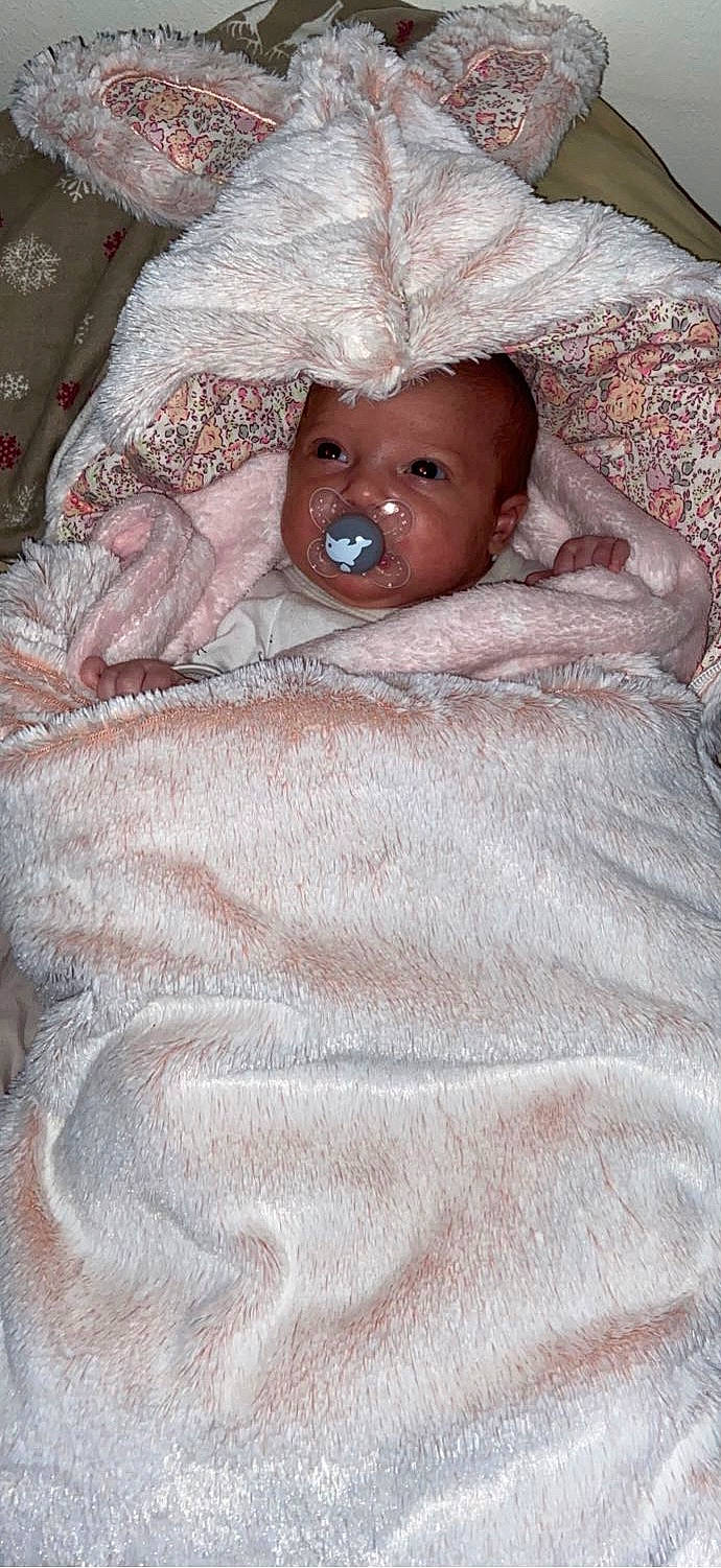 Meylena a rejoint le concours — aidez-le/la à gagner de superbes lots ! baby, baby_products, baby_toddler_clothing, bed, bed_sheet, bedding, cheek, child, comfort, event, linens, mammal, person, pink, product, room, skin, textile, toddler, vertebrate